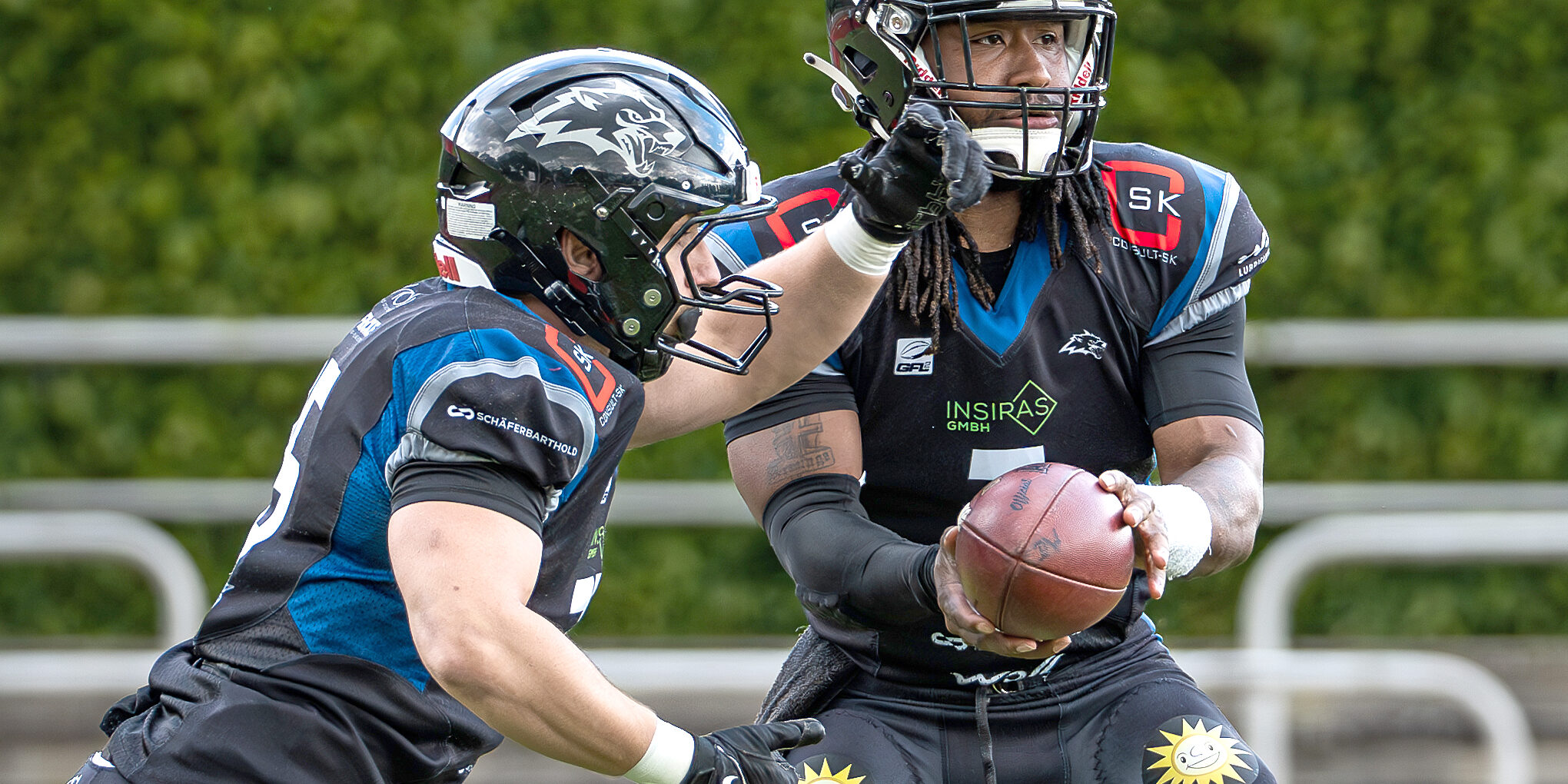 Mindens Quarterback Darrius Sample übergibt den Ball an Runningback René Lange. Beide wollten die Offense in Schwung bringen.