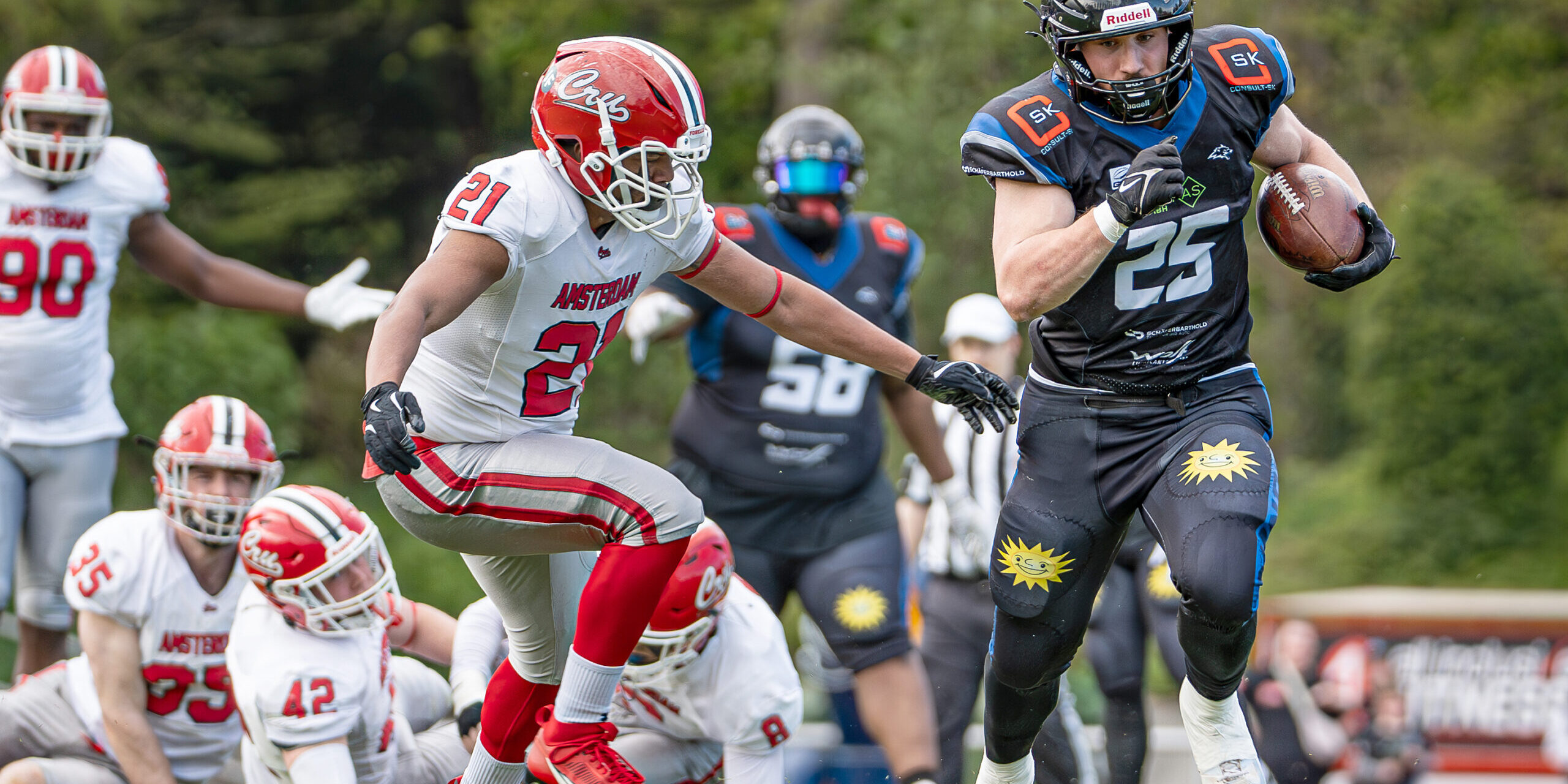 Da haben gleich vier gegnerische Spieler das Nachsehen. Runningback René Lange lässt sich auf seinem Weg nach vorn nicht aufhalten. Foto: Hendric-Noah Pieper