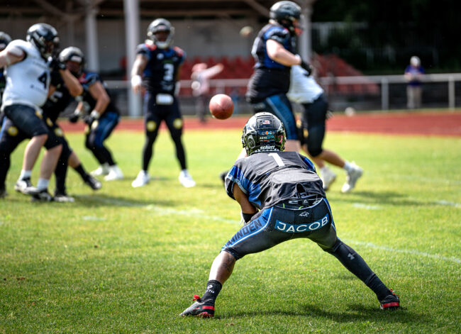 20260516_MIW_LLH_3_PIEPER Willie Fedd jr. steht frei. Der Pass kommt zu ihm. Am Ende wissen die Minden Wolves aus guten Szenen aber kein Kapital zu schlagen. Foto: Hendric-Noah Pieper