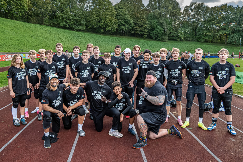 Die U16 der Minden Wolves bejubelt den Meistertitel. Es ist die erste Meisterschaft im Nachwuchsbereich des jungen Vereins