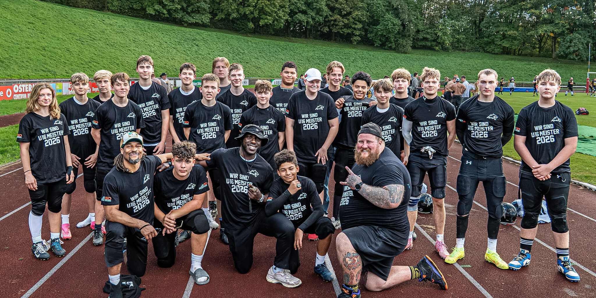 U16 Minden Wolves Meister Die U16 der Minden Wolves bejubelt den Meistertitel. Es ist die erste Meisterschaft im Nachwuchsbereich des jungen Vereins